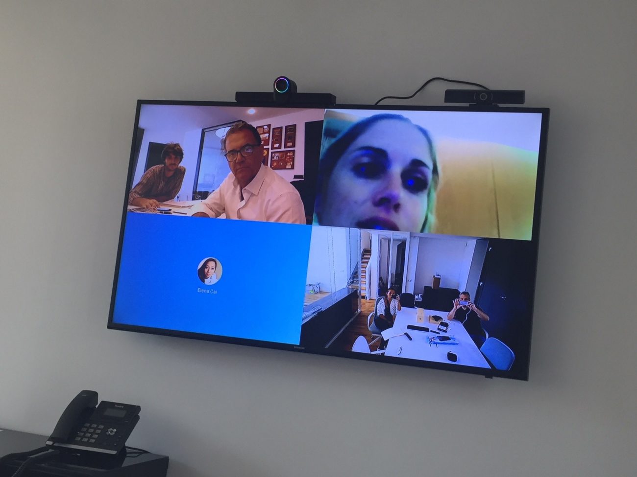 huddle room, sala riunioni con sistema videoconferenza TVPRO